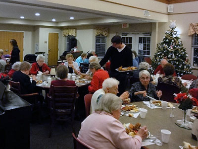 dinner crowd seniors